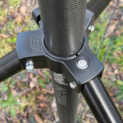 Bi Rod 6C/6G-7500 用三脚(伸縮式) ロッド差し込み部および水平器のクローズアップ