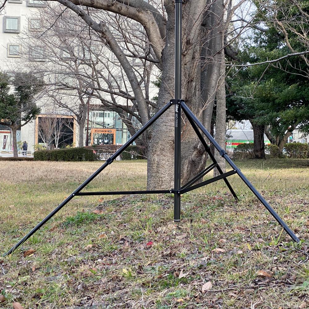 Bi Rod 6C/6G-7500 用三脚(伸縮式) 足の長さを調整して不整地に垂直に設置しているイメージ