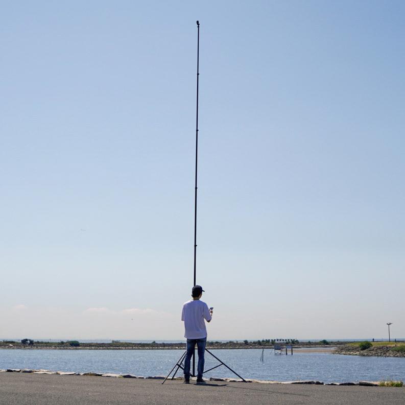 Bi Rod 6C-7500+専用三脚セットを使用して屋外で高所撮影しているシーンのイメージ