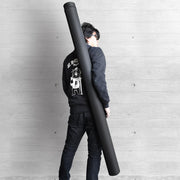 専用ハードケースに収納したBi Rod 6C-7500+専用三脚(伸縮式)セットを肩掛けで持ち運ぶイメージ