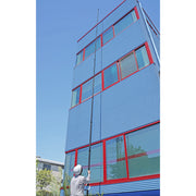 Bi Rod 10C-11500で3階建ての建物の外壁を点検するシーン