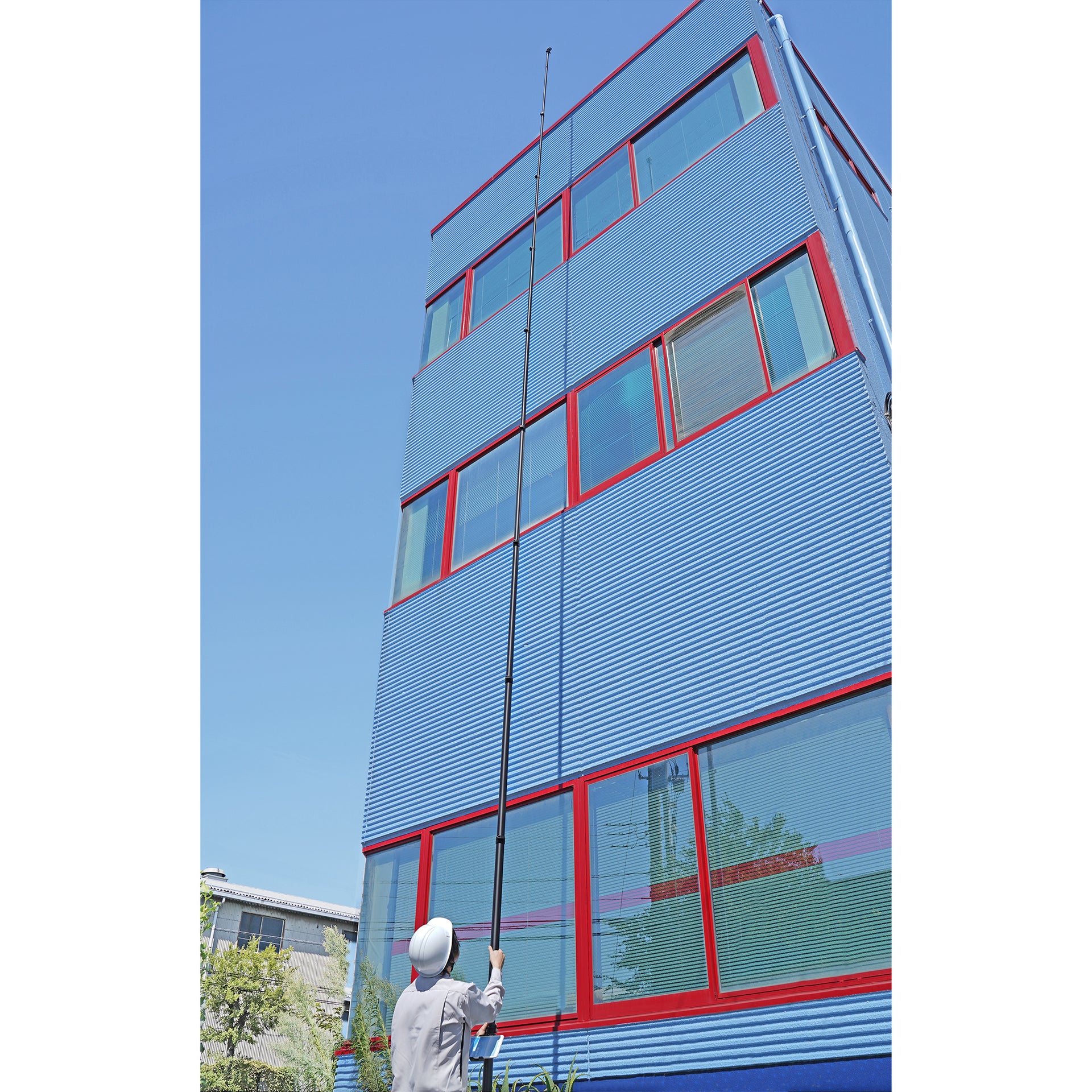 Bi Rod 10C-11500で3階建ての建物の外壁を点検するシーン